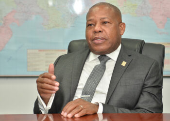 Desvinculados embargan cuentas bancarias del INPOSDOM y de su director Adán Peguero