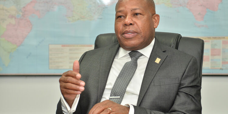 Desvinculados embargan cuentas bancarias del INPOSDOM y de su director Adán Peguero