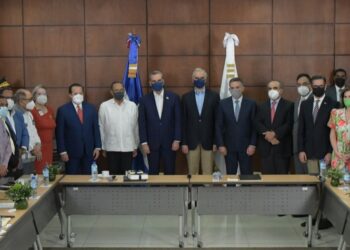 Anuncian "histórico" aumento salarial para trabajadores de las empresas privadas.