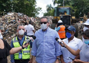 Gobierno recoge la basura en Santo Domingo Este
