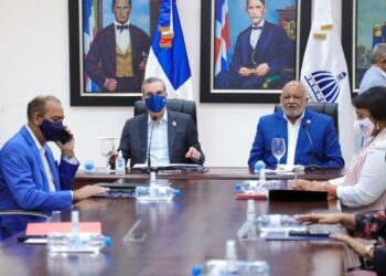 Abinader y ministro de Educación aprueban plan para nuevo año escolar presencial