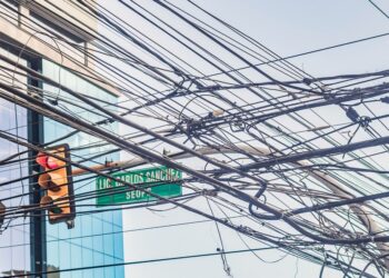 Edesur llama a empresas telecomunicaciones a respetar distancias de los cables eléctricos