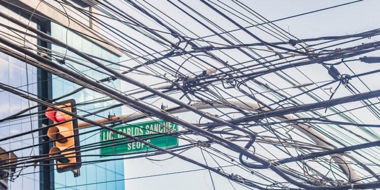 Edesur llama a empresas telecomunicaciones a respetar distancias de los cables eléctricos