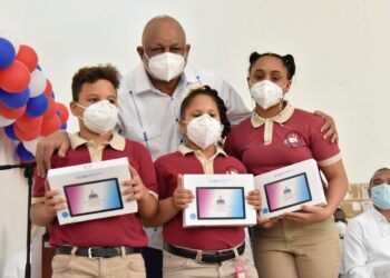 Minerd informa todos los estudiantes y profesores de Espaillat han recibido dispositivo electrónicos