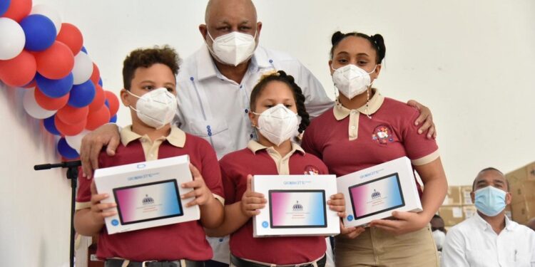 Minerd informa todos los estudiantes y profesores de Espaillat han recibido dispositivo electrónicos