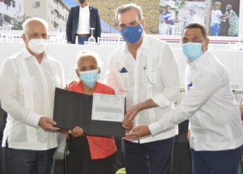 El gobierno entrega 1,307 títulos definitivos de propiedad en la Canela, Santiago