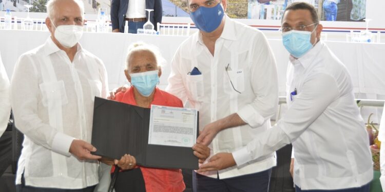 El gobierno entrega 1,307 títulos definitivos de propiedad en la Canela, Santiago