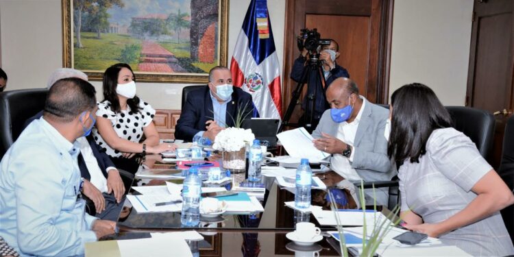 Ministro Almonte explica a senadores sobre presa de cola pretende la Barrick en Yamasá