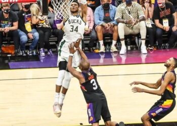 Milwaukee Bucks vence en Phoenix y se queda a un triunfo del título de la NBA
