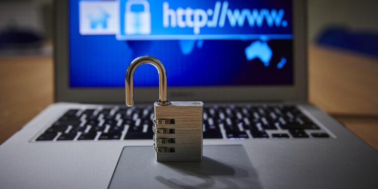 Arrestado en España hombre hackeó más de 130 cuentas de Twitter incluidas las de Biden y Obama