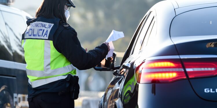 Intervenidos casi 600 permisos de conducir venezolanos falsos y 436 detenidos en España