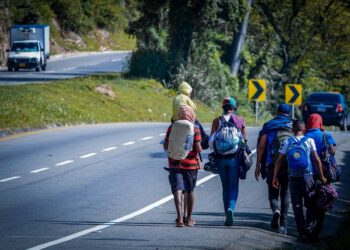 HRW pide a Chile que detenga las deportaciones "sumarias" de venezolanos