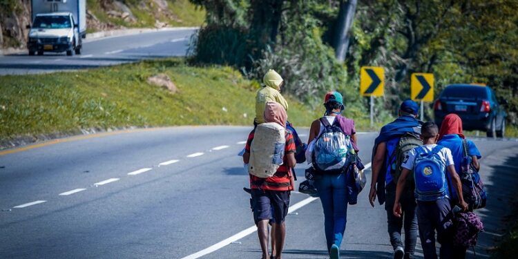 HRW pide a Chile que detenga las deportaciones "sumarias" de venezolanos