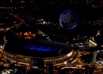 Un planeta Tierra de más de 1800 drones ilumina el cielo de Tokyo 2020