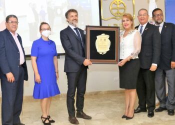 Colegio de Notarios realiza denuncia contra  jueces y registradores de títulos