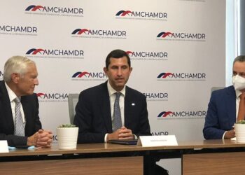 General retirado de EE UU habla de geopolítica y  comercio ilícito en la Cámara Americana de Comercio