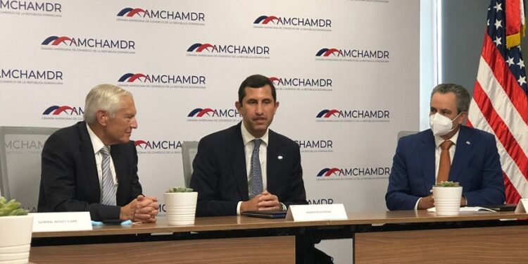 General retirado de EE UU habla de geopolítica y  comercio ilícito en la Cámara Americana de Comercio