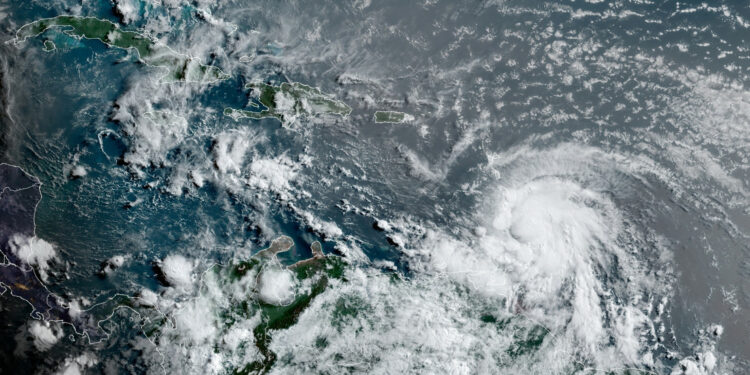 El huracán Elsa azota isla de Barbados en su avance por el Caribe