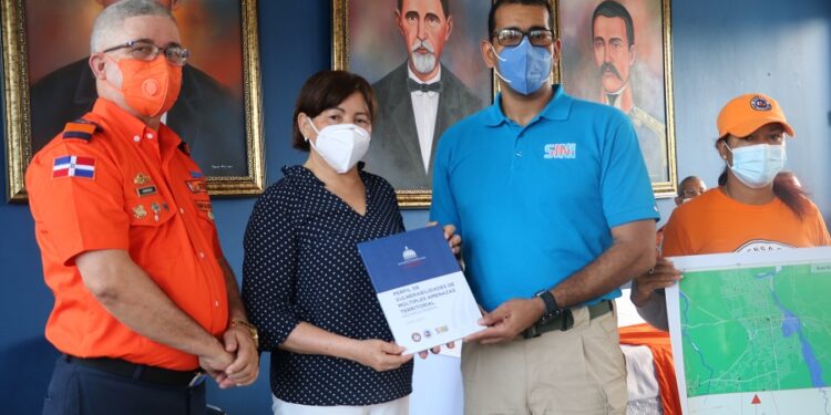 Gobernadoras reciben perfil de vulnerabilidades de San José de Ocoa y Peravia