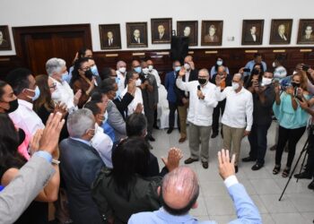 Ministro de Economía juramenta consejo de desarrollo de Santiago