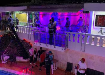 Atacan agentes policiales al desmantelar teteos y fiestas clandestinas en SDE