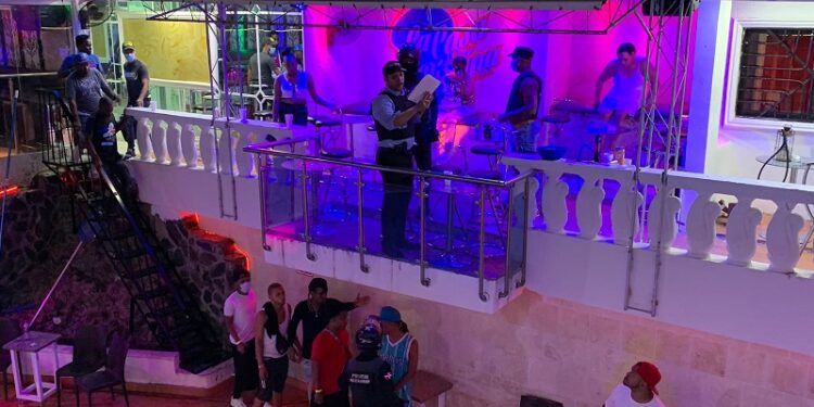 Atacan agentes policiales al desmantelar teteos y fiestas clandestinas en SDE