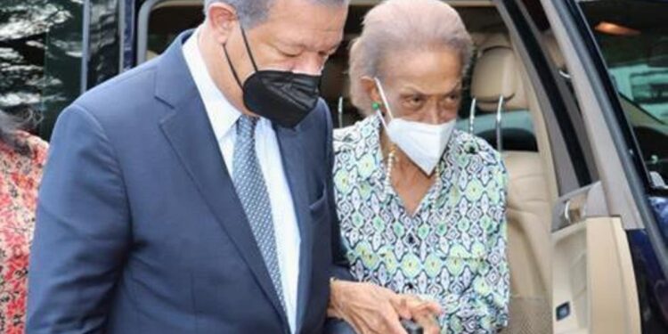 Leonel Fernández lamenta muerte de su madre, doña Yolanda Reyna