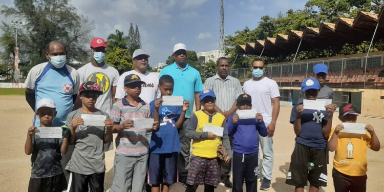 Amaury Nina entrega becas a diez niños en la Academia Luisito Mercedes