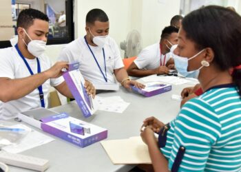 Ministerio de Educación entrega más de 70,000 dispositivos tecnológicos en San Pedro y Samaná