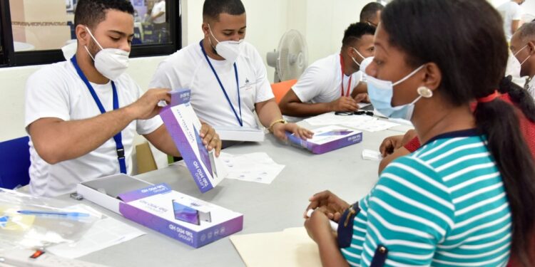 Ministerio de Educación entrega más de 70,000 dispositivos tecnológicos en San Pedro y Samaná