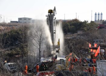 Más de 1.000 socorristas tratan de rescatar a 14 obreros atrapados en túnel en China