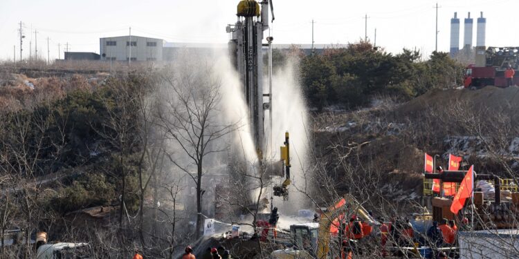 Más de 1.000 socorristas tratan de rescatar a 14 obreros atrapados en túnel en China