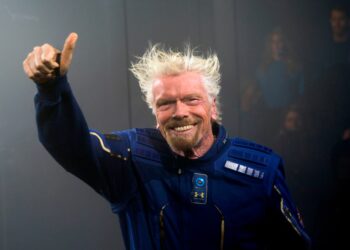 Despega nave con el multimillonario Richard Branson, hacia una nueva era de turismo espacial.