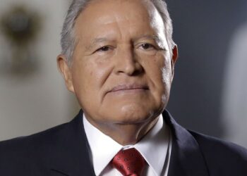 Ordenan en El Salvador la detención del expresidente Sánchez Cerén por corrupción