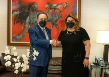 Gobernador Valdez Albizu recibe a congresista de EEUU