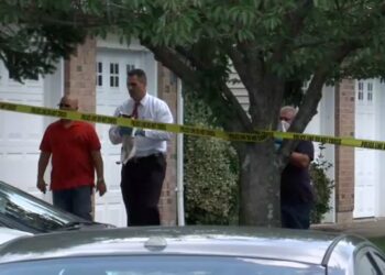 Encuentran tres cadáveres y un bebé vivo en apartamento en Nueva York