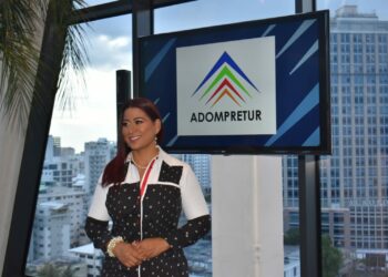 Yenny Polanco presenta plancha “Trabajo y Unión” para dirigir Adompretur