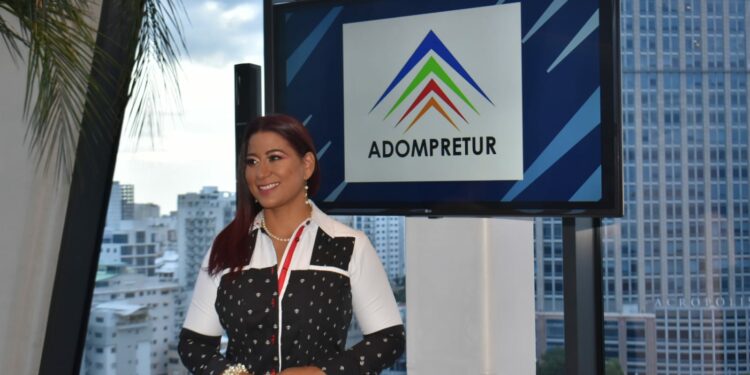 Yenny Polanco presenta plancha “Trabajo y Unión” para dirigir Adompretur