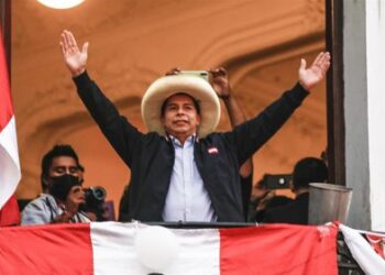 Castillo ya es el presidente y va por una nueva Constitución del Perú