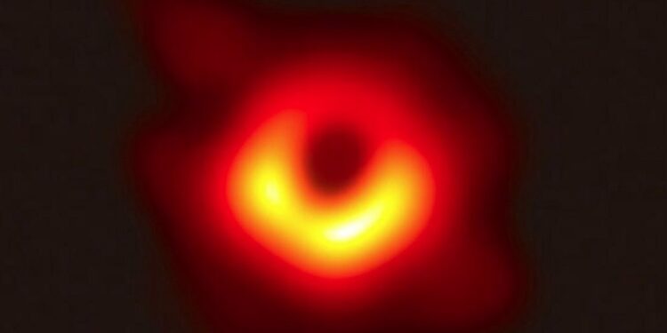 Cómo el universo es reflejado cerca de los agujeros negros