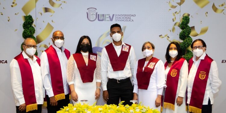 UNEV gradúa 1,289 nuevos profesionales en graduación virtual