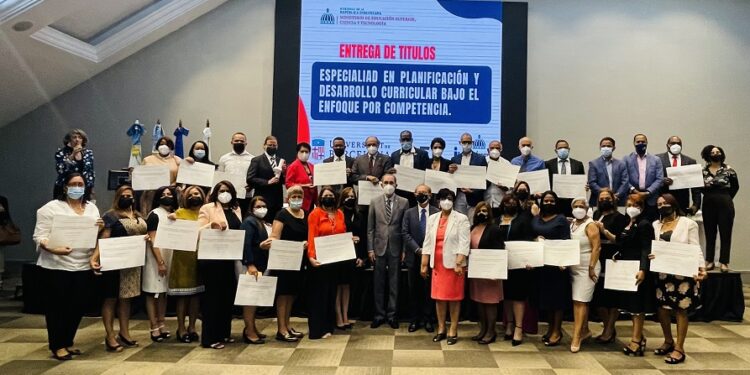 MESCYT, OEI, INAFOCAM y Universidad de Barcelona certifican docentes