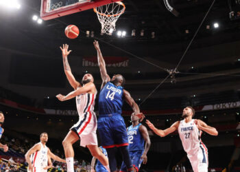 Francia derrota a Estados Unidos en baloncesto