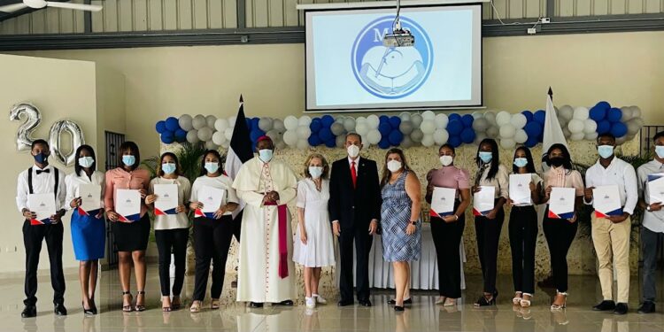 MESCYT y Fundación MIR convienen beneficiar a jóvenes de La Romana