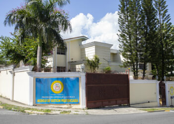 Suspenden policías visitaron plaza comercial con recluso del que eran custodias