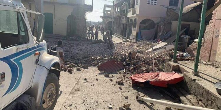 Haití sufre decenas de réplicas tras fuerte terremoto mientras inicia tareas de rescate