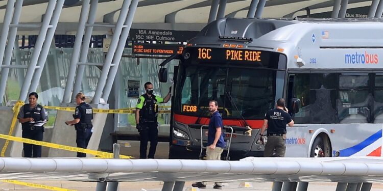 Muere un policía en un tiroteo en las inmediaciones del Pentágono de EEUU, según medios