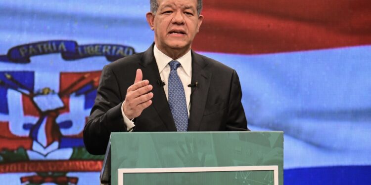 Leonel Fernández lanza misiles y torpedos al Gobierno