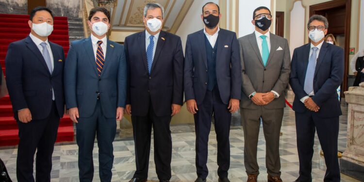 Abinader se reúne con ejecutivos del Banco Centroamericano de Integración Económica