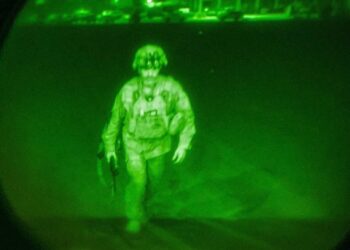 EEUU difunde la imagen de su último militar en Afganistán, símbolo del repliegue final